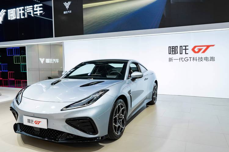 成都291哪吒汽车在智能汽车领域的表现，领途汽车在新能源汽车市场中的影响力